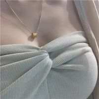 情绪涌了上来 淌了感情的浑水 谁也没罪. 无法度量是思念，思念