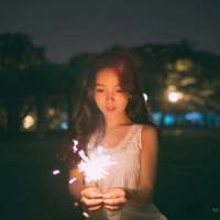 现世安稳。 我觉得人活着，开心最