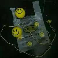 笑脸.喜欢给花. 好像下一秒天就要塌下