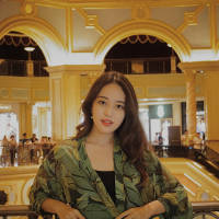 爱是原谅不翻旧账. 一个人唱着情歌，两个
