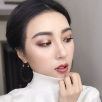 薄倩 就像一只怕冷的猫，找