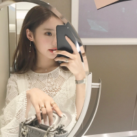薄倩 突然觉得很累。班级里
