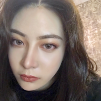 薄倩 轻触泪湿的脸庞，仿佛
