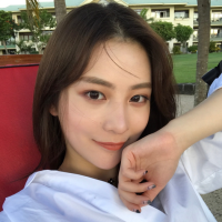 薄倩 轻触泪湿的脸庞，仿佛