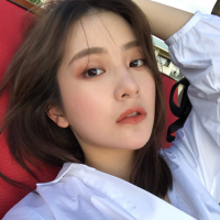 薄倩 轻触泪湿的脸庞，仿佛