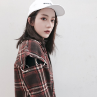 薄倩 轻触泪湿的脸庞，仿佛