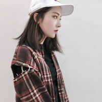 薄倩 轻触泪湿的脸庞，仿佛