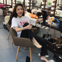 薄倩 轻触泪湿的脸庞，仿佛