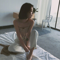薄倩 轻触泪湿的脸庞，仿佛