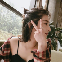 薄倩 轻触泪湿的脸庞，仿佛