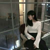 每个人只有一次十六七岁 不够理性 不够成熟... 以朋友的身份 拥抱了