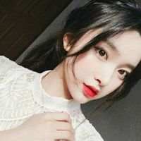 从前喜欢热闹 之后讨厌人群 滥交不如独往 可惜江湖不信眼泪，她