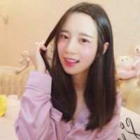 从前喜欢热闹 之后讨厌人群 滥交不如独往 可惜江湖不信眼泪，她