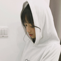薄倩 一个人站在街角吹着冷