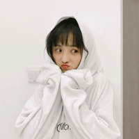 薄倩 一个人站在街角吹着冷