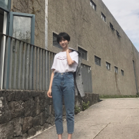 薄倩 一个人站在街角吹着冷