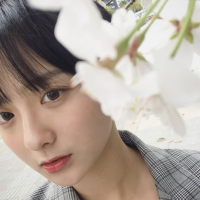 薄倩 一个人站在街角吹着冷