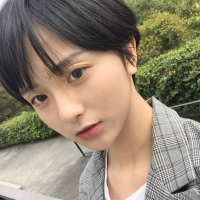 薄倩 一个人站在街角吹着冷