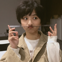 薄倩 一个人站在街角吹着冷