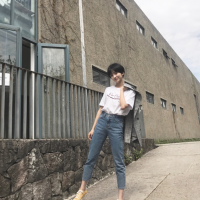 薄倩 一个人站在街角吹着冷