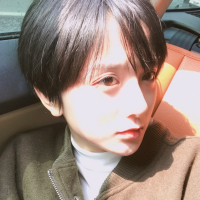 薄倩 一个人站在街角吹着冷