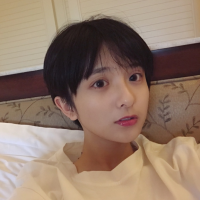 薄倩 一个人站在街角吹着冷