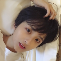 薄倩 一个人站在街角吹着冷