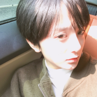 薄倩 一个人站在街角吹着冷