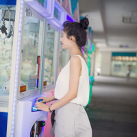 薄倩 一个人站在街角吹着冷