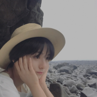 薄倩 一个人站在街角吹着冷