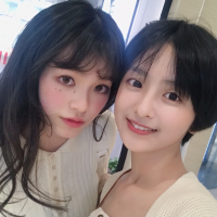 薄倩 一个人站在街角吹着冷