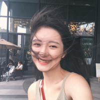 薄倩 一个人站在街角吹着冷