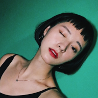 薄倩 一个人站在街角吹着冷