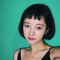 薄倩 一个人站在街角吹着冷