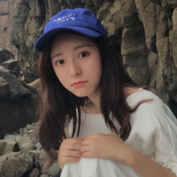 薄倩 一个人站在街角吹着冷
