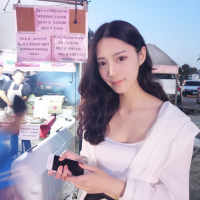 薄倩 一个人反反复复从街角