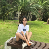 我会拼命挣钱 买小房子 养猫养狗养情人 And someti