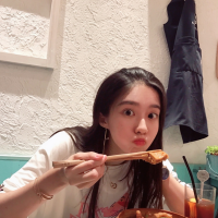 我会拼命挣钱 买小房子 养猫养狗养情人 And someti