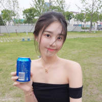 你的少女心交给我. 宽阔的海边，有一幅深