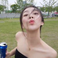 你的少女心交给我. 宽阔的海边，有一幅深