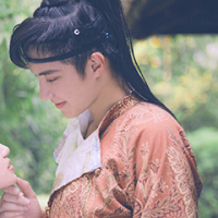你本无意穿堂风 却偏偏孤倨引山洪 拾起记忆的碎片，还零