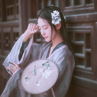你本无意穿堂风 却偏偏孤倨引山洪 拾起记忆的碎片，还零