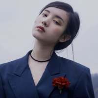 梦里拨开柔软的蒿草，下面是一片漆黑的尸骸 拍下现在的生活细节，