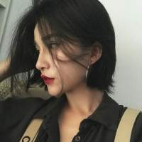 他可能是个不解风情的老妖怪. 春天的鲜花开满了墙，