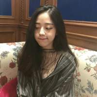 他可能是个不解风情的老妖怪. 春天的鲜花开满了墙，