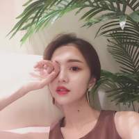 他可能是个不解风情的老妖怪. 春天的鲜花开满了墙，