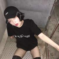 他可能是个不解风情的老妖怪. 春天的鲜花开满了墙，