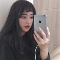 他可能是个不解风情的老妖怪. 春天的鲜花开满了墙，