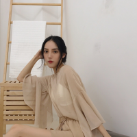 薄倩 蹲下，捡起呐一份属于