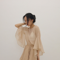 薄倩 蹲下，捡起呐一份属于